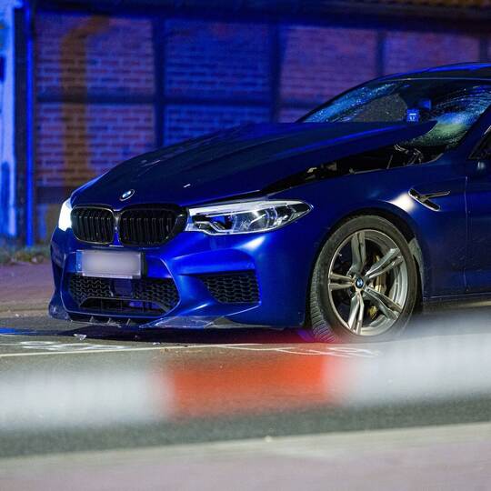 Auto fährt in Menschengruppe in Neustadt am Rübenberge Auto fährt in Menschengruppe in Neustadt am Rübenberge