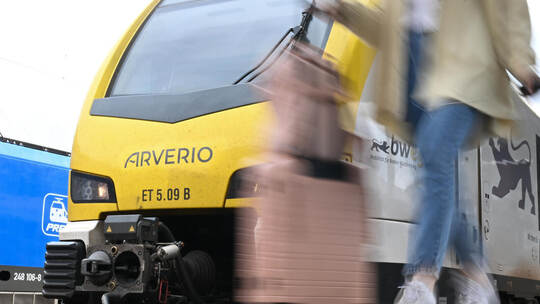 Wer den Regionalexpress 1 von Arverio auf der Residenzbahn von Stuttgart nach Karlsruhe nutzen will, braucht oft viel Geduld. Di Bahngesellschaft Arverio
