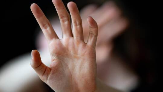 Dauerhafter Schutz für betroffene Frauen braucht oft Beratungsstellen, Frauenhäuser, Jugendhilfe und Gerichte. picture alliance/ Illustration zur häuslichen Gewalt