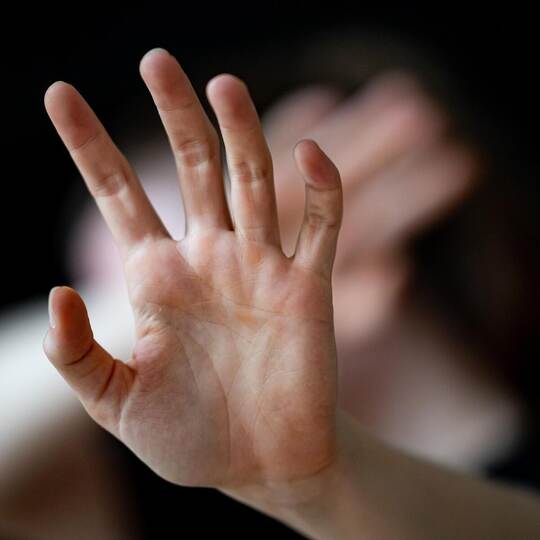 Dauerhafter Schutz für betroffene Frauen braucht oft Beratungsstellen, Frauenhäuser, Jugendhilfe und Gerichte. picture alliance/ Illustration zur häuslichen Gewalt